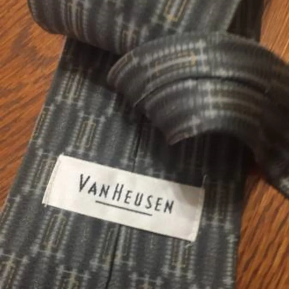 100% silk Van Heusen tie